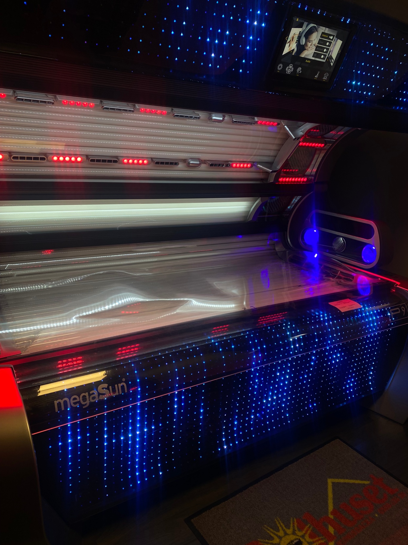 MegaSun P9 solarium med stjärnhimmel – redo att startas via SunAppen